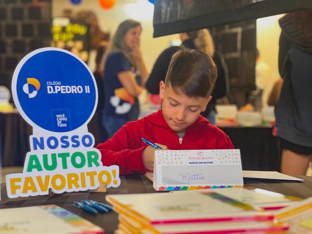 Meu filho Matteo em atividade escolar para escrever seu próprio livro descrevendo uma situação de luto que viveu.